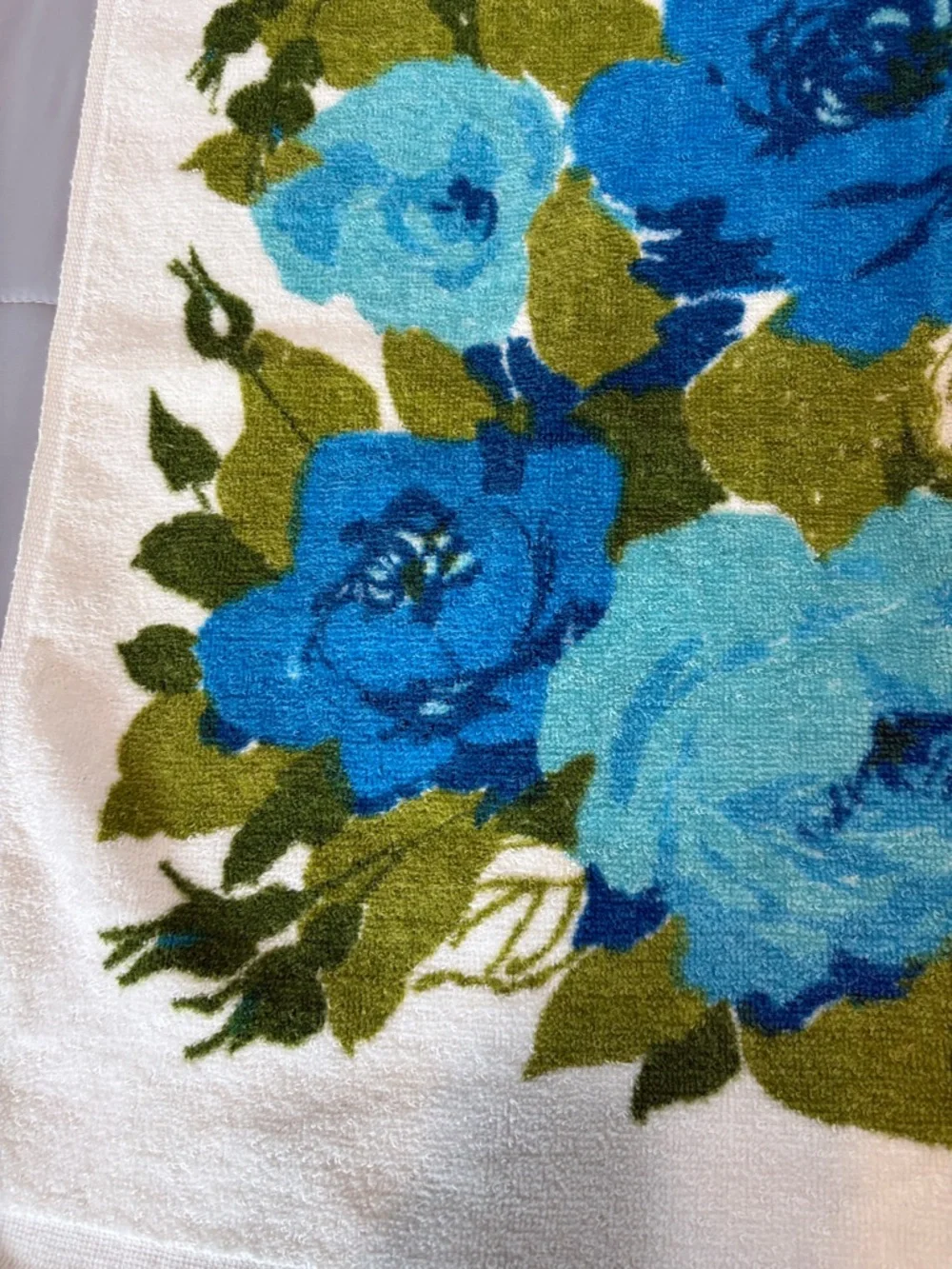 Calvert Blue Rose Floral White VTG MCM Bath Towel.